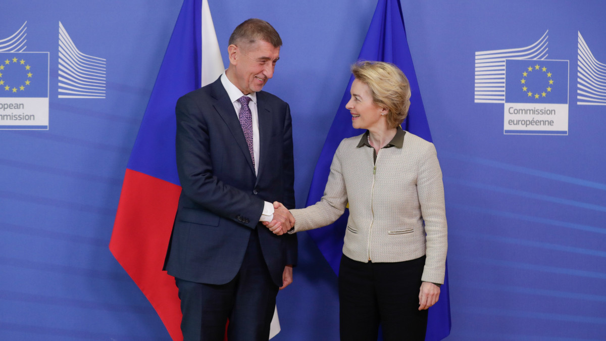 Andrej Babis cseh miniszterelnököt fogadja Ursula von der Leyen, az Európai Bizottság elnöke Brüsszelben 2020. február 6-án.