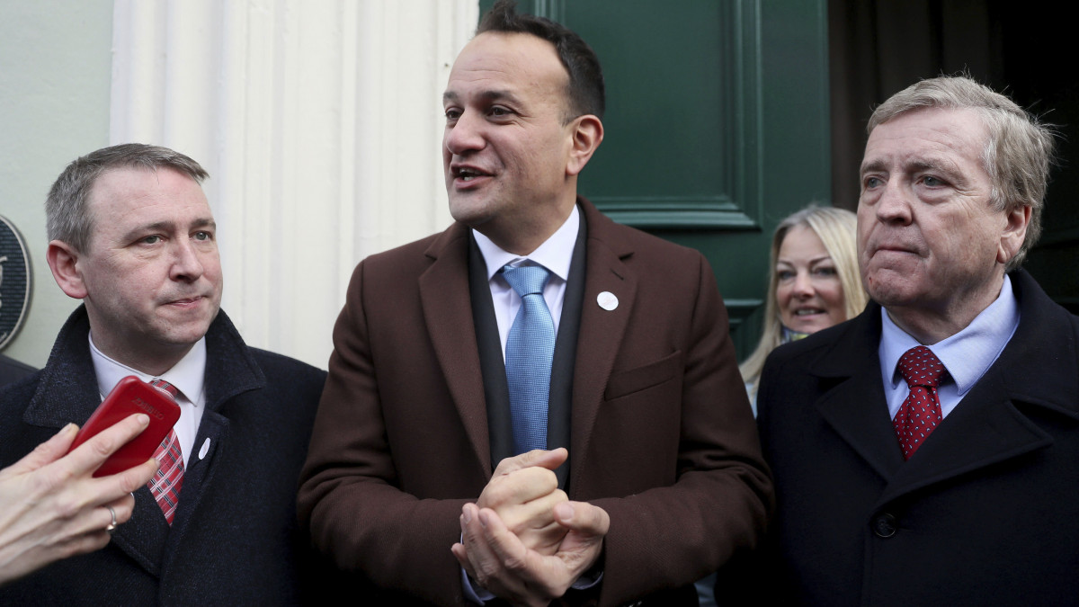Leo Varadkar ír miniszterelnök, a Fine Gael párt listavezetője (k) Joe Carey-vel (b) és Pat Breennel, a Fine Gael párt képviselőjelöltjeivel kampányol az írországi Ennisben az előrehozott ír parlamenti választások előtti napon, 2020. február 7-én.