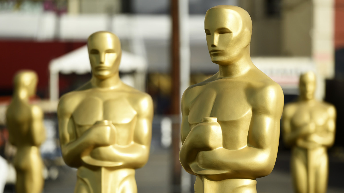 Az Oscar-díjak átadási ünnepségére készülnek a Los Angeles-i Hollywood Boulevardnál, a Dolby Színház környékén 2020. február 5-én.