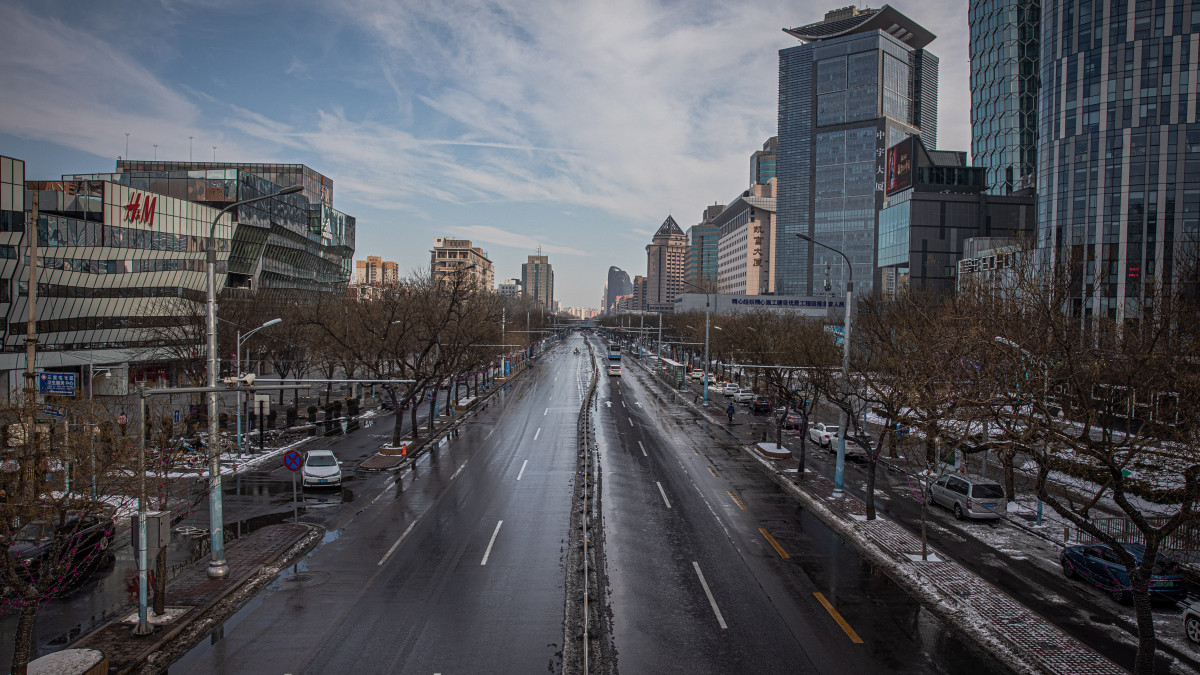 Néptelen utca a Szanlitun pekingi bevásárló- és szórakozónegyedben 2020. február 8-án, a koronavírus-járvány idején. A vírus előidézte tüdőgyulladás halálos áldozatainak száma 722-re emelkedett Kínában, a legtöbben a járvány gócpontjában, Hupej tartományban hunytak el.