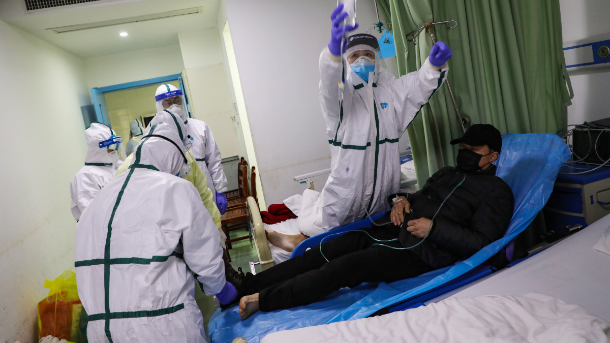 Az új koronavírussal fertőzöttek elkülönítőjébe visznek egy beteget a Hupej tartománybeli Vuhan egyik kórházában 2020. február 6-án. A vírus előidézte tüdőgyulladás halálos áldozatainak száma 722-re emelkedett február 8-án Kínában, a legtöbben a járvány gócpontjában, Hupej tartományban hunytak el.