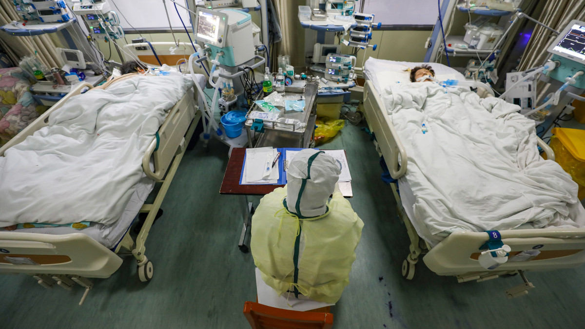 Az új koronavírussal fertőzöttek elkülönítőjének betegeit figyeli meg egy védőruhás nővér a Hupej tartománybeli Vuhan egyik kórházában 2020. február 6-án. A vírus előidézte tüdőgyulladás halálos áldozatainak száma 722-re emelkedett február 8-án Kínában, a legtöbben a járvány gócpontjában, Hupej tartományban hunytak el.