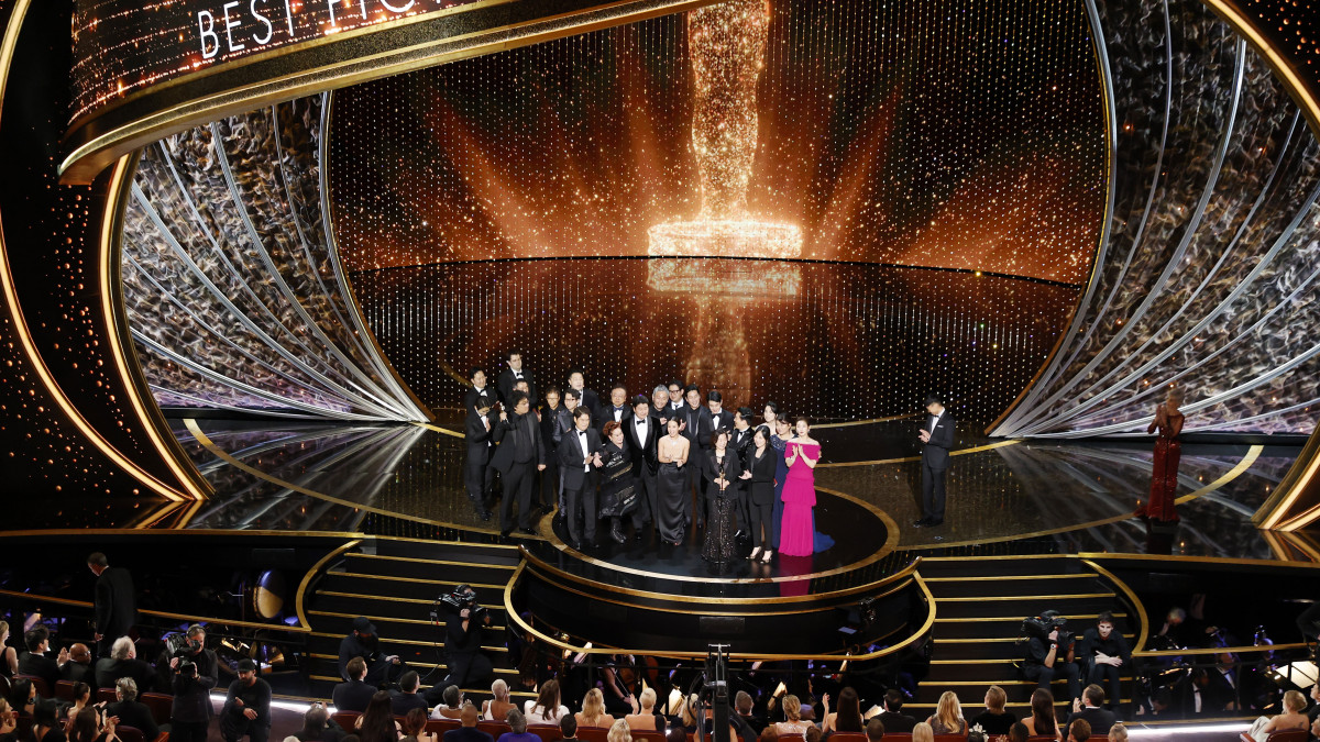 Az Élősködők című dél-koreai alkotás stábja átveszi a legjobb filmnek járó elismerést a 92. Oscar-gálán a hollywoodi Dolby Színházban 2020. február 9-én.