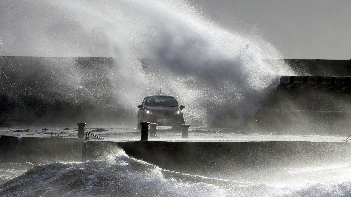A tengerhullámok kicsapnak a partra, miközben a Ciara vihar tombol a skóciai Saltcoatsban 2020. február 9-én. Az olykor hurrikánerejű szél járatkimaradásokat okozott a nagy-britanniai vasúti, a légi és a kompközlekedésben.