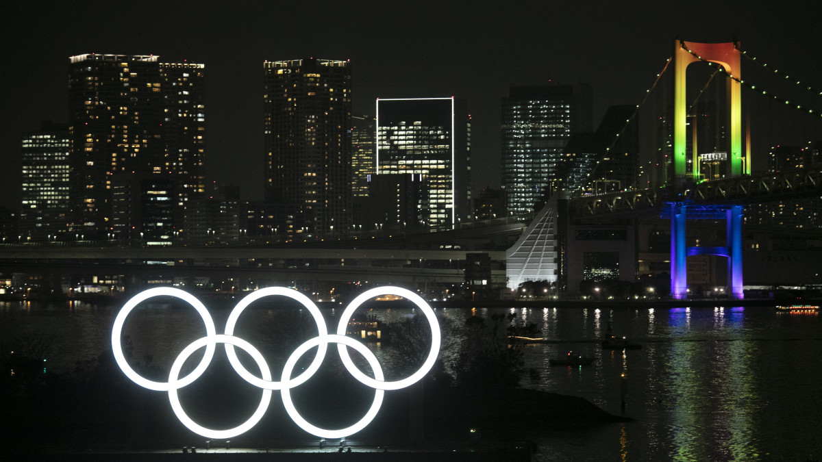 A kivilágított olimpiai ötkarika a japán főváros Odaiba nevű városrészében 2020. január 24-én, pontosan fél évvel a sportesemény kezdete előtt. A tokiói nyári olimpiai játékokat július 24. és augusztus 9. között rendezik.