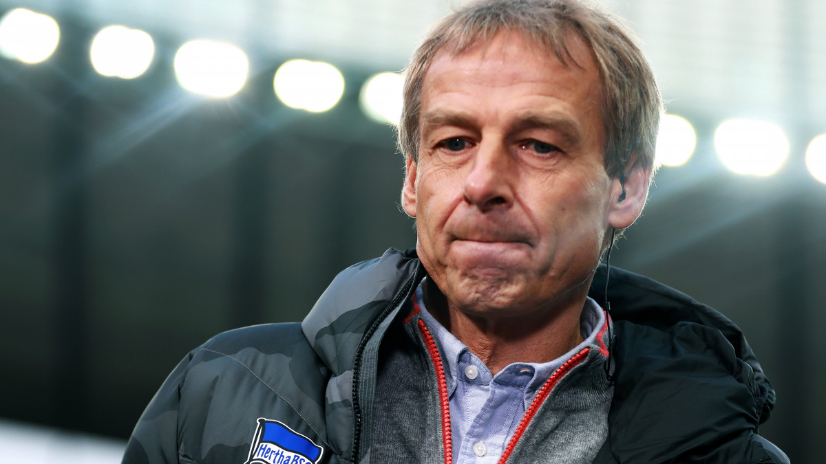 2019. november 30-án a Borussia Dortmund elleni berlini mérkőzésen készített kép Jürgen Klinsmannról, a Hertha BSC német első osztályú labdarúgóklub vezetőedzőjéről, aki 2020. február 11-én, tíz héttel a tisztségbe lépése után bejelentette lemondását.