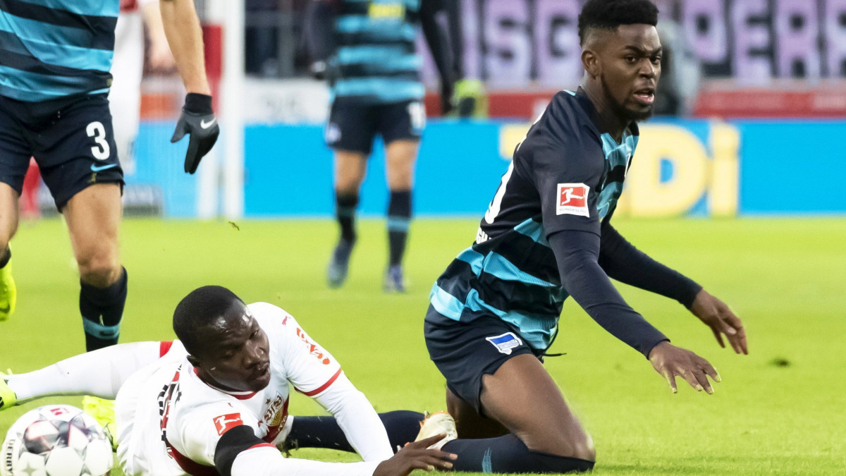 Jordan Torunarigha, a Hertha BSC (j) és Chadrac Akolo, a VfB Stuttgart játékosa az első osztályú német labdarúgó-bajnokság 15. fordulójában játszott mérkőzésen Stuttgartban 2018. december 15-én.