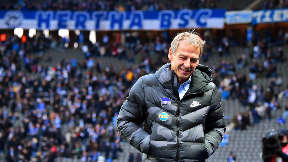2019. december 14-én a Freiburg elleni berlini mérkőzésen készített kép Jürgen Klinsmannról, a Hertha BSC német első osztályú labdarúgóklub vezetőedzőjéről, aki 2020. február 11-én, tíz héttel a tisztségbe lépése után bejelentette lemondását.