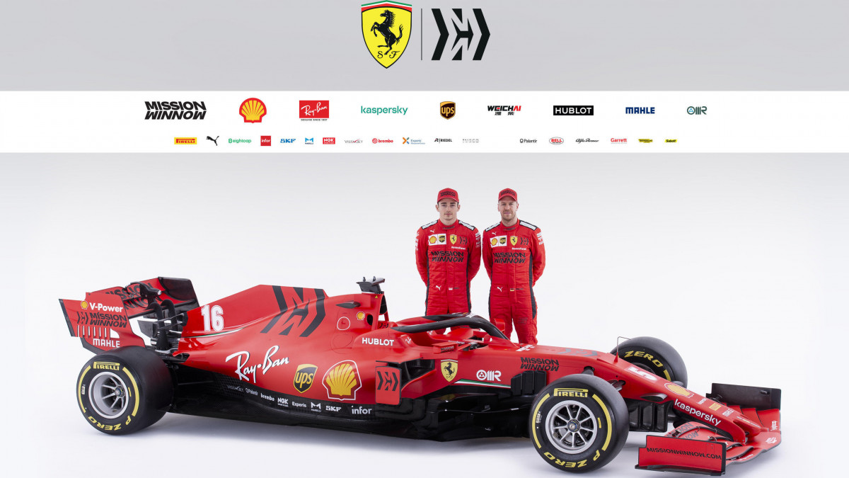 A Ferrari sajtóirodája által 2020. február 11-én közreadott kép Sebastian Vettelről, a Forma-1-es autós gyorsasági világbajnokságban szereplő Ferrari német versenyzőjéről (b) és monacói csapattársáról, Charles Leclercről a csapat új, 2020-as versenyautójával, az SF1000-rel.