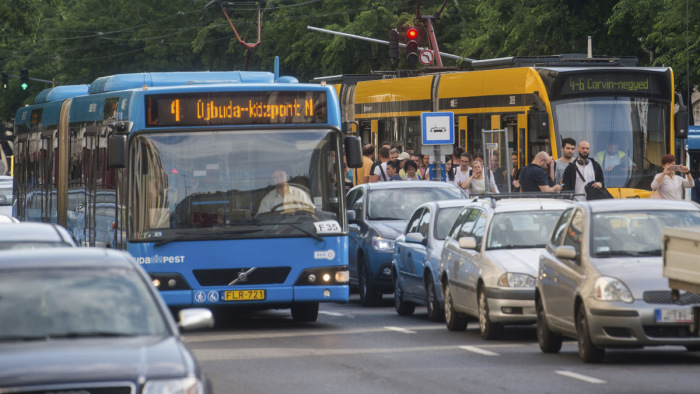 Fidesz: sűríteni kell a busz- és villamosjáratokat Budapesten