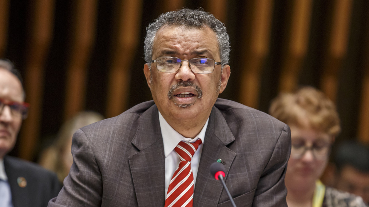 Tedrosz Adhanom Gebrejeszusz, az Egészségügyi Világszervezet (WHO) etióp főigazgatója megnyitja a WHO végrehajtó testületének 146. ülésszakát a szervezet genfi székházában 2020. február 3-án. A testület február 8-ig ülésezik.