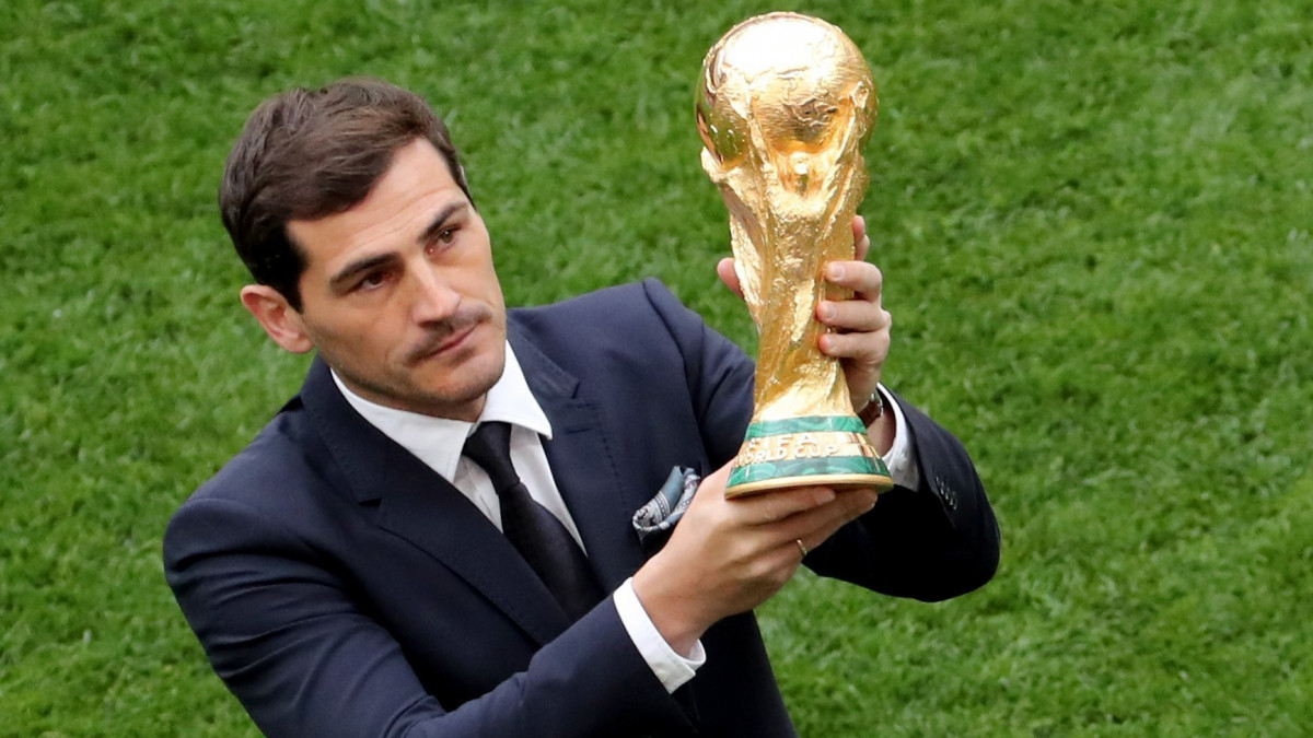 Moszkva, 2018. június 14.Iker Casillas Európa- és világbajnok spanyol labdarúgókapus bemutatja a 2018-as oroszországi labdarúgó-világbajnokság trófeáját Oroszország - Szaúd-Arábia nyitómérkőzés kezdete előtt a moszkvai Luzsnyiki stadionban 2018. június 14-én. (MTI/EPA/Abedin Taherkenareh)