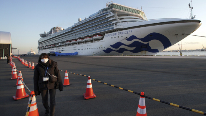 Koronavírus - Lehozzák a japán hajóról az idős utasokat