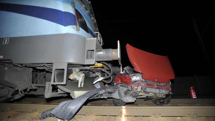 Horror Vecsésen: két vonat tarolt le egy autót
