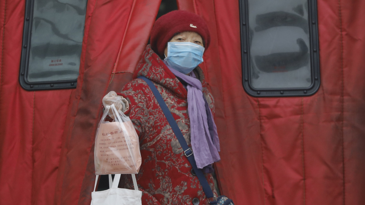 Védőmaszkos nő távozik egy pekingi ABC-áruházból 2020. február 13-án, a koronavírus-járvány idején. A vírus előidézte tüdőgyulladás halálos áldozatainak száma 1367-re emelkedett Kínában, a legtöbben a járvány gócpontjában, Hupej tartomány székhelyén, Vuhanban hunytak el.