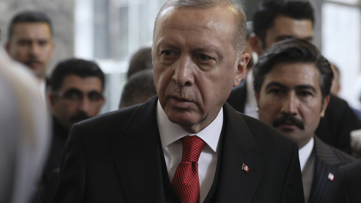 Recep Tayyip Erdogan török elnök pártja, az Igazság és Fejlődés Pártja (AKP) parlamenti frakciójának ülésére érkezik az ankarai parlamentbe 2020. február 12-én. Erdogan közölte: Törökország eltökélt, hogy február végéig visszaszorítsa az előrenyomuló szíriai kormányerőket a korábbi demarkációs vonalat jelentő török megfigyelőpontok mögé Idlíbben, az utolsó, még a lázadók kezén lévő szíriai tartományban.