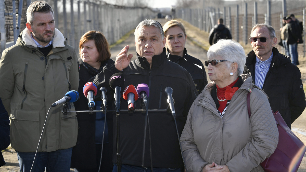 Orbán Viktor miniszterelnök (k) és Peter Pellegrini szlovák kormányfő (b), valamint Pintér Sándor magyar (j) és Denisa Saková szlovák belügyminiszter (j3) sajtótájékoztatót tart a röszkei tranzitzónában tett látogatásuk során 2020. február 13-án.