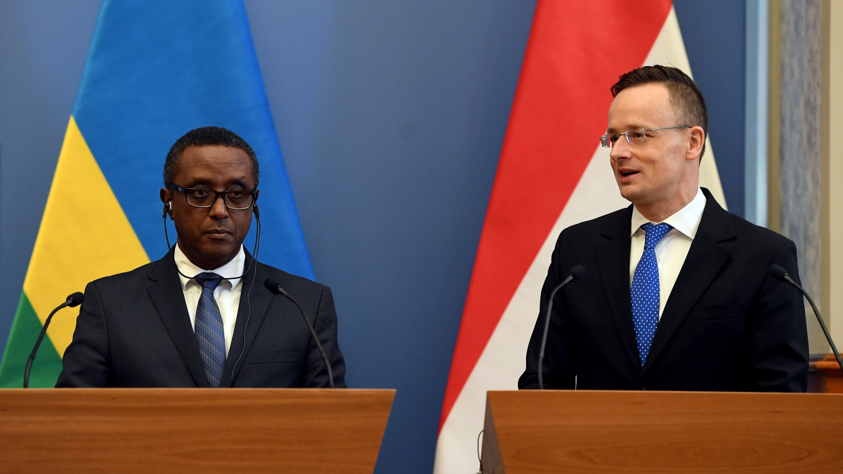 Szijjártó Péter külgazdasági és külügyminiszter (j) és Vincent Biruta, a Ruandai Köztársaság külügyekért és nemzetközi együttműködésért felelős minisztere megbeszélésük után sajtótájékoztatót tart a Külgazdasági és Külügyminisztériumban 2020. február 13-án.
