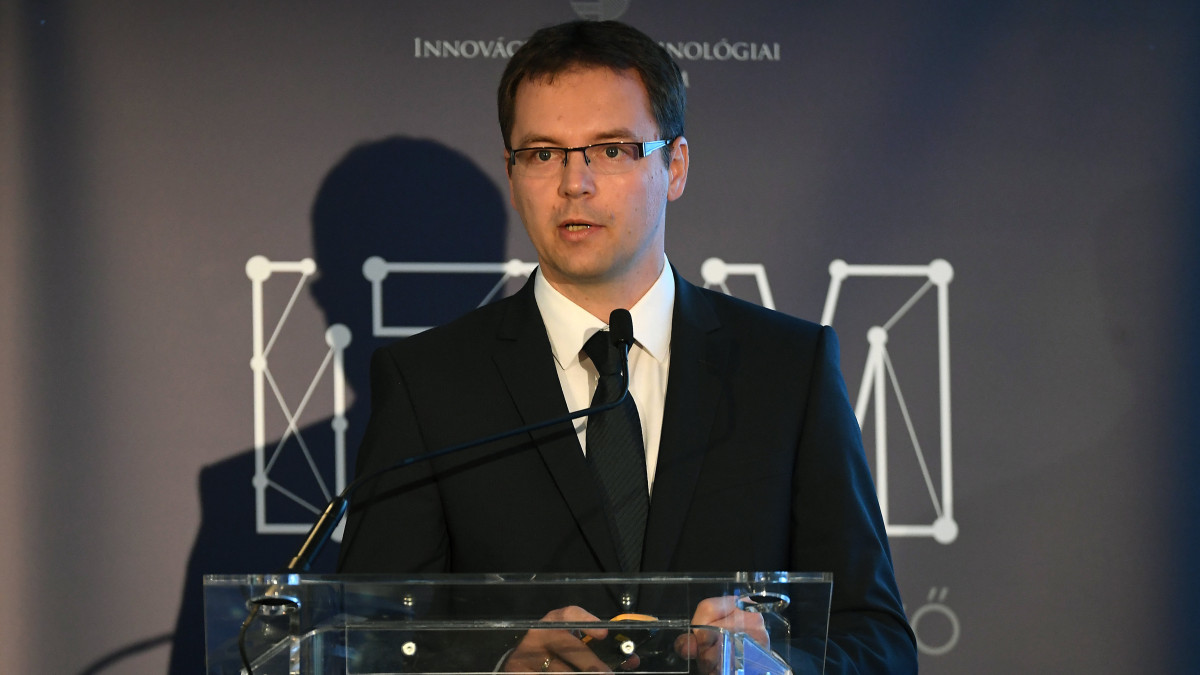 Izer Norbert, a Pénzügyminisztérium adóügyekért felelős államtitkára előadást tart a KKV Stratégia Konferencián a budapesti Hotel Corinthiában 2019. november 5-én.