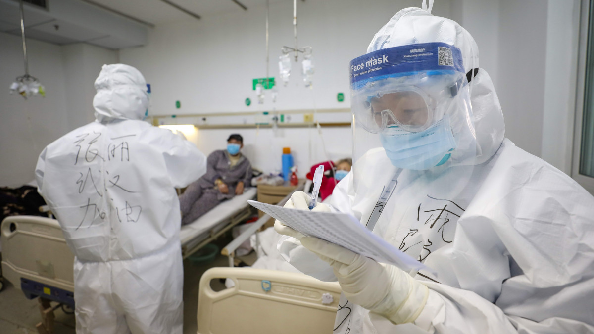 Beteglapot tanulmányoz egy orvos az új koronavírus okozta tüdőgyulladás kezelésére kijelölt vuhani Csinjintan Kórházban 2020. február 13-án. A vírus előidézte betegség halálos áldozatainak száma 1367-re emelkedett Kínában, a legtöbben a járvány gócpontjában, Hupej tartomány székhelyén, Vuhanban hunytak el.