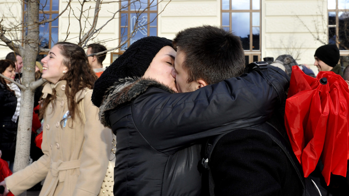 Egy pár csókolózik a Valentin-napi flashmobon Budapesten a Március 15. téren 2014. február 14-én. Szent Bálint, avagy Valentin napja, a szerelmesek ünnepe, amikor az emberek világszerte virággal, apró ajándékokkal lepik meg kedvesüket, szeretteiket.
