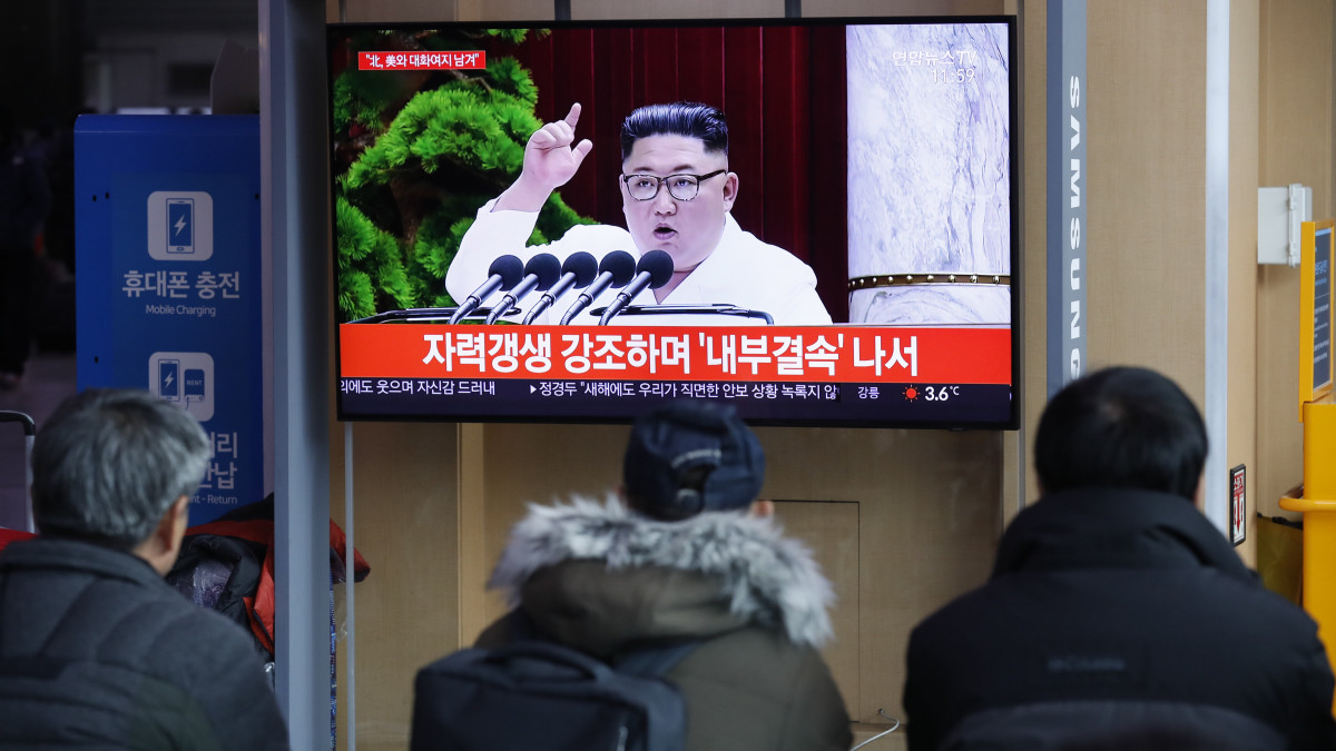 Dél-koreaiak nézik televízión Kim Dzsong Un első számú észak-koreai vezetőnek, a Koreai Munkapárt első titkárána 2019. december 30-án Phenjanban mondott beszédének közvetítését a szöuli vasúti pályaudvaron 2020. január 1-jén. Kim Dzsong Un közölte: országa rövidesen új hadászati fegyvert fog bemutatni a világnak.