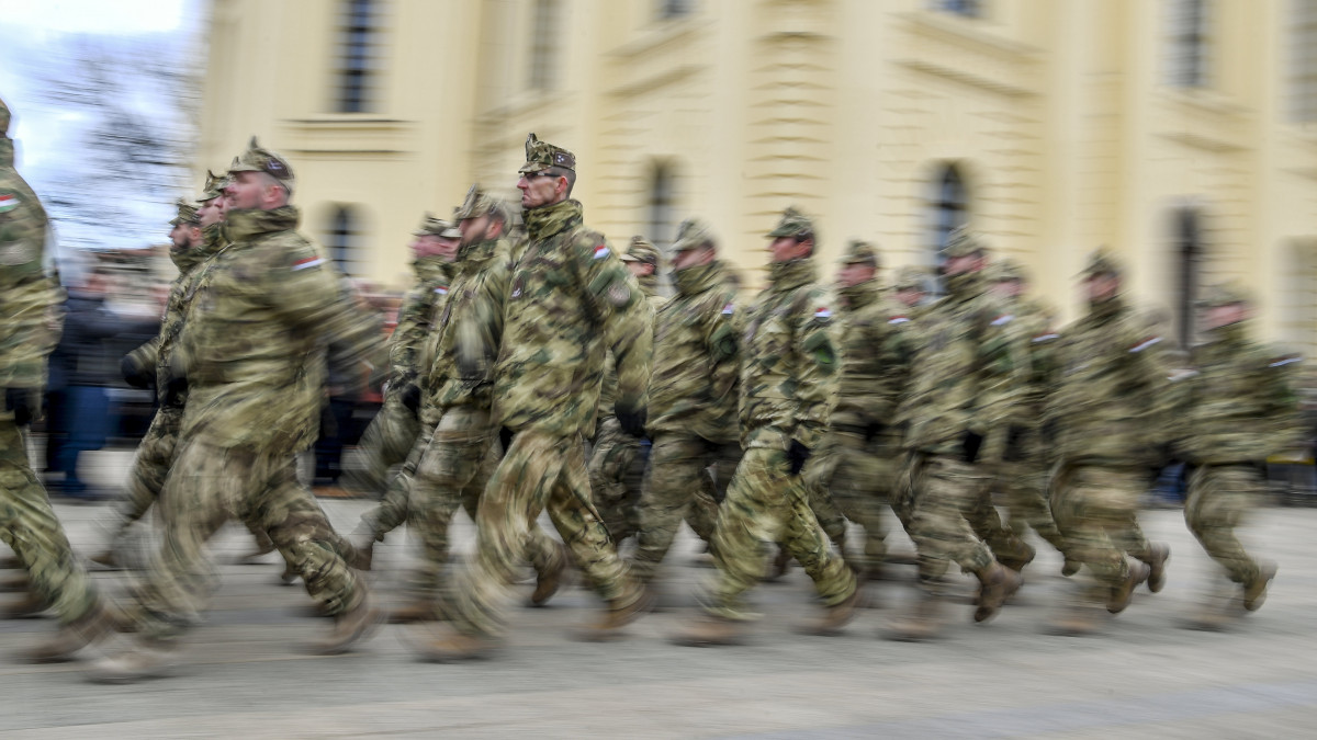 A Koszovóba induló, a Magyar Honvédség KFOR (Kosovo Force) Kontingens 22. váltásának állománya menetel kibocsátó ünnepségükön a debreceni Kossuth téren 2020. február 11-én. A magyar katonák márciustól hat hónapon át teljesítenek szolgálatot a NATO-parancsnokság alatt működő nemzetközi békefenntartó haderő részeként, feladatuk a rend és biztonság fenntartása Koszovóban.