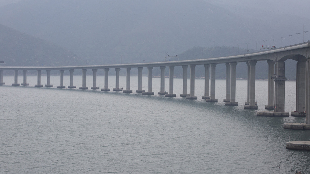 A Hongkong-Csuhaj-Makaó híd, a világ leghosszabb tengeri hídja Hongkongban 2018. október 19-én, négy nappal a megnyitása előtt. A három várost a Gyöngy-folyó torkolatvidékén összekötő híd teljes hossza 55 kilométer, ebből a főhíd 23 kilométer, az alagút 6,7 kilométer, és két mesterséges sziget is része a létesítménynek.