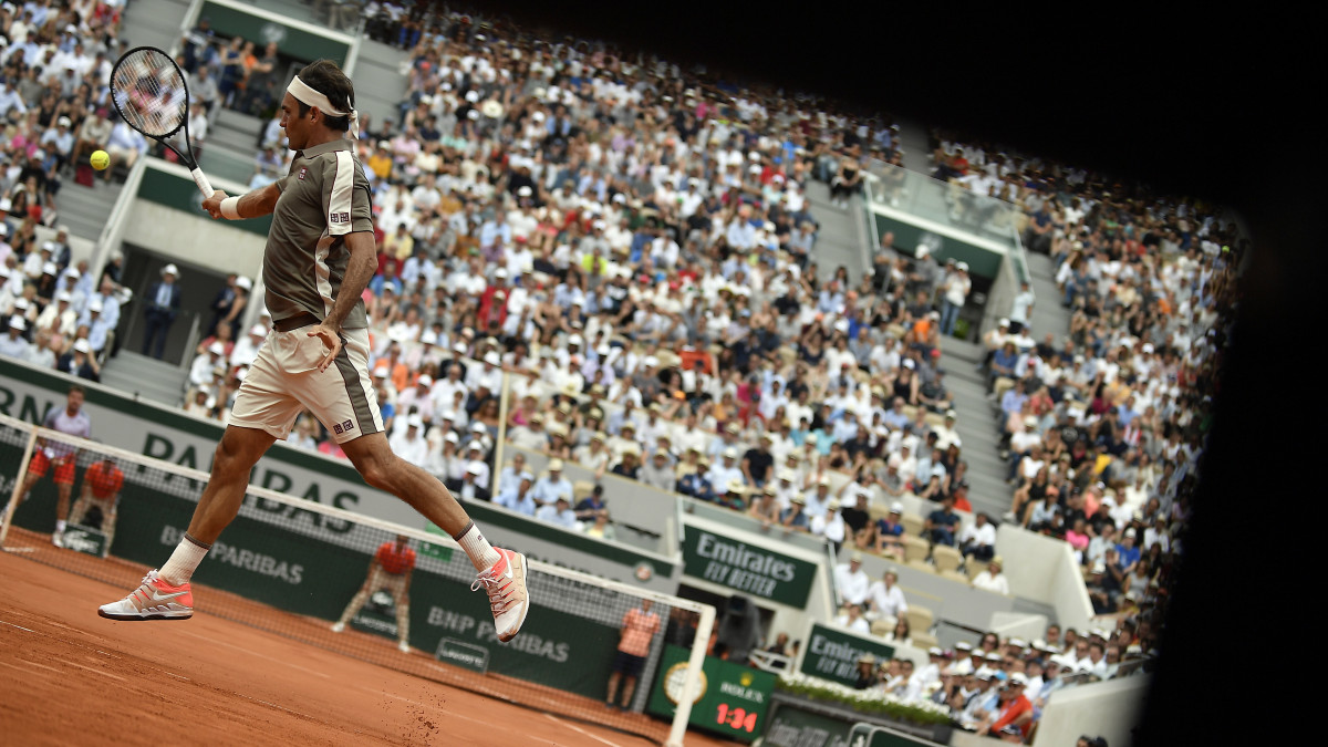 A svájci Roger Federer a honfitársa, Stan Wawrinka ellen játszik a francia nyílt teniszbajnokság férfi egyesének negyeddöntőjében a párizsi Roland Garros Stadionban 2019. június 4-én.