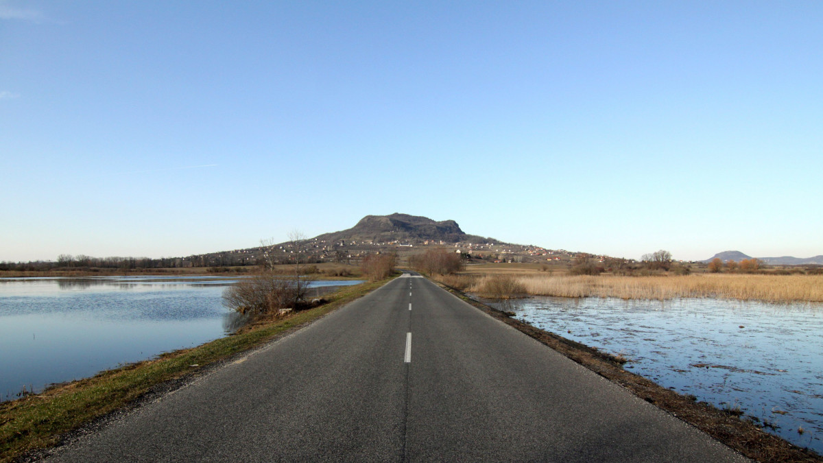 Belvízzel elöntött terület a Tapolcát Szigligettel összekötő út mentén 2013. március 5-én. Középen a Szent György-hegy látható.
