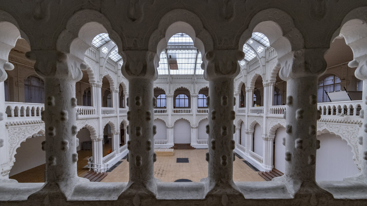 A kiürített aula a rekonstrukcióra váró Iparművészeti Múzeumban 2018. november 15-én. A Lechner Ödön tervezte, vasbeton szerkezetes szecessziós palota statikai problémái miatt szükségessé vált az épület átfogó felújítása.