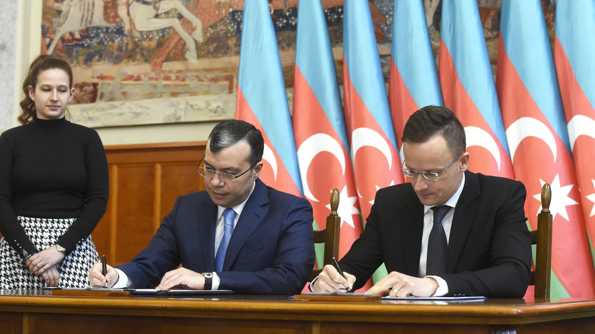 Szijjártó Péter külgazdasági és külügyminiszter (j) és Sahil Babayev, az Azerbajdzsáni Köztársaság munkaügyi és szociális ellátásokért felelős minisztere egyezményt ír alá a magyar-azerbajdzsáni kormányközi gazdasági együttműködés vegyes bizottságának ülése után a Külgazdasági és Külügyminisztériumban 2020. február 14-én.