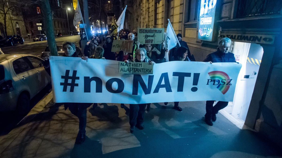 Résztvevők az Alkotmány utcában a Pedagógusok Demokratikus Szakszervezete (PDSZ) demonstrációján, amelyen az új Nemzeti alaptanterv (Nat) és a szakképzés átalakítása ellen tiltakoztak 2020. február 14-én.