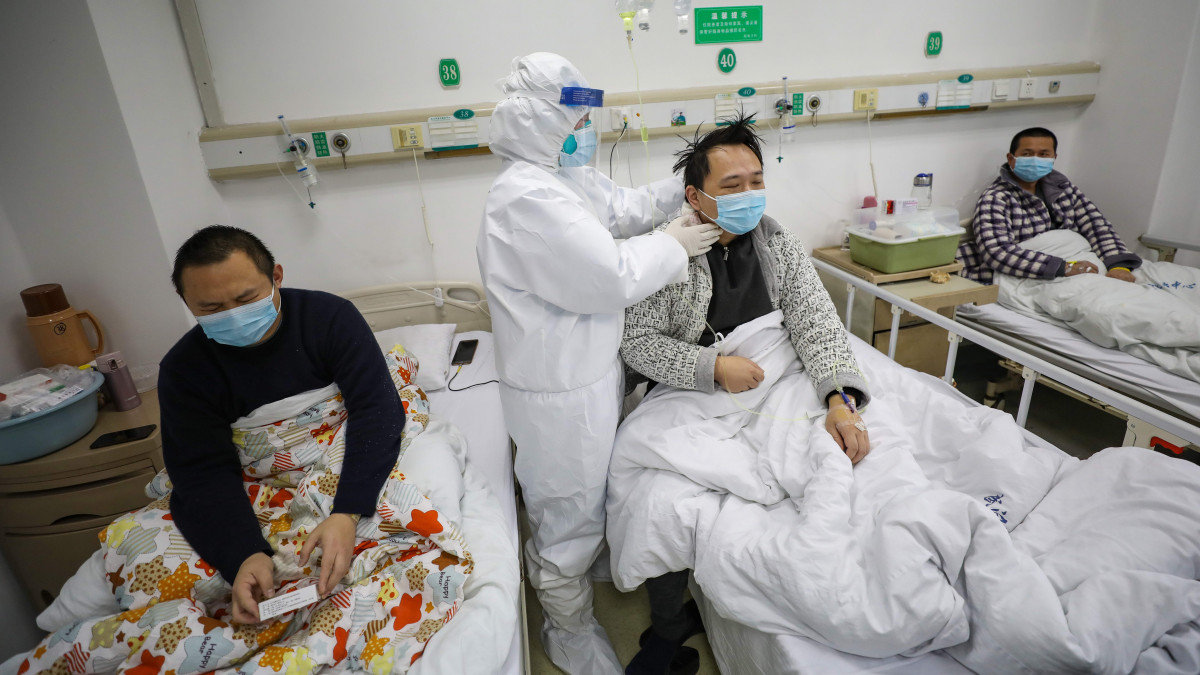Betegágy mellett egy orvos az új koronavírus okozta tüdőgyulladás kezelésére kijelölt vuhani Csinjintan Kórházban 2020. február 13-án. A vírus előidézte betegség halálos áldozatainak száma 1367-re emelkedett Kínában, a legtöbben a járvány gócpontjában, Hupej tartomány székhelyén, Vuhanban hunytak el.
