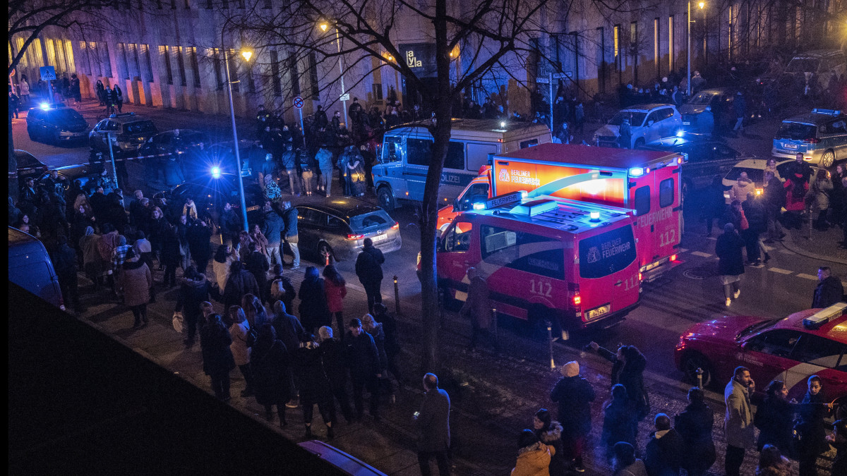 Rendőrségi járművek és tűzoltókocsik egy lövöldözés helyszínén, a berlini Potsdamer Platz közelében levő Tempodrom szórakozóhelynél 2020. február 15-re virradóra. Kevéssel éjfél előtt egy ismeretlen elkövető tüzet nyitott az ottlevőkre, majd elmenekült. A támadásban egy 42 éves férfi életét vesztette, négyen megsebesültek, egy közülük súlyosan.