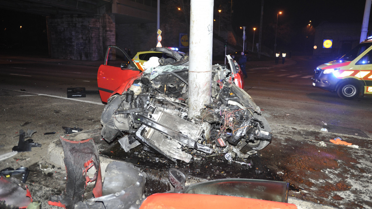 Villanyoszlopnak ütközött személygépkocsi roncsai Budapesten, a Váci úton 2020. február 15-én. A balesetben ketten súlyosan megsérültek.