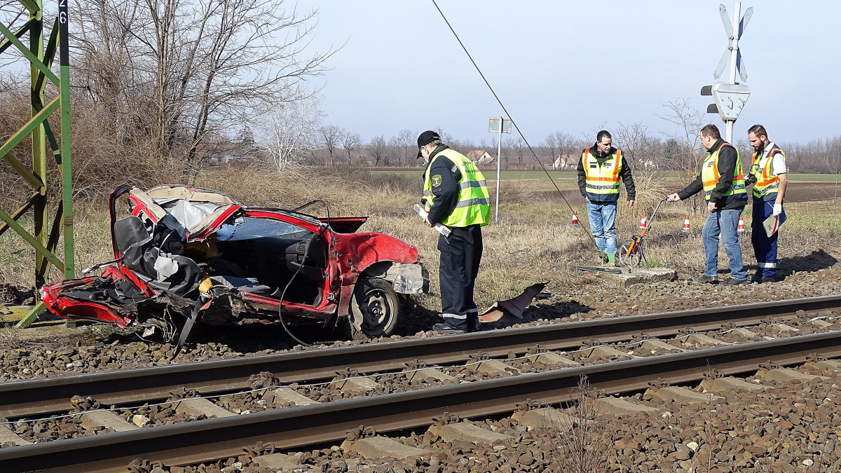 Helyszínelők egy kecskeméti vasúti átjáróban, ahol kettészakadt egy személygépkocsi, amikor összeütközött egy vonattal 2020. február 16-án. Az autó két utasa a helyszínen életét vesztette.