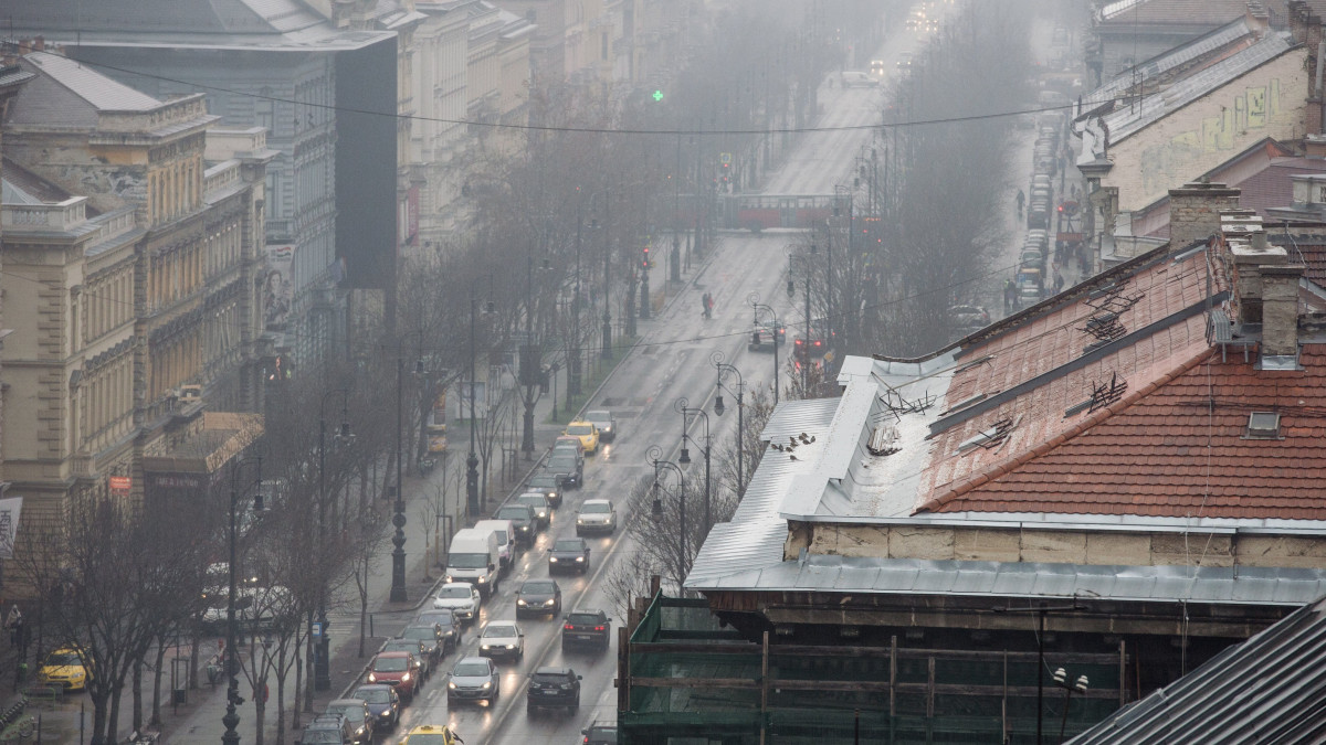 Az Andrássy út a szmogos, ködös időben 2017. január 31-én.