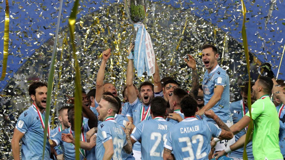 A Lazio játékosai ünnepelnek a bajnoki trófeával, miután 3-1 arányban győztek a Juventus ellen az labdarúgó Olasz Szuperkupa döntőjében a szaúd-arábiai fővárosban, Rijádban 2019. december 22-én.