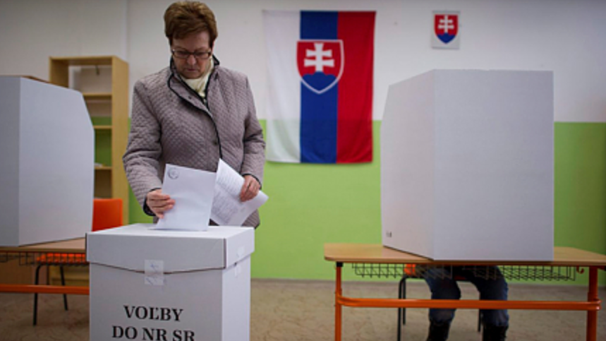 Nagyszombat, 2016. március 5.Egy asszony leadja szavazatát a szlovákiai parlamenti választáson Nagyszombatban 2016. március 5-én.