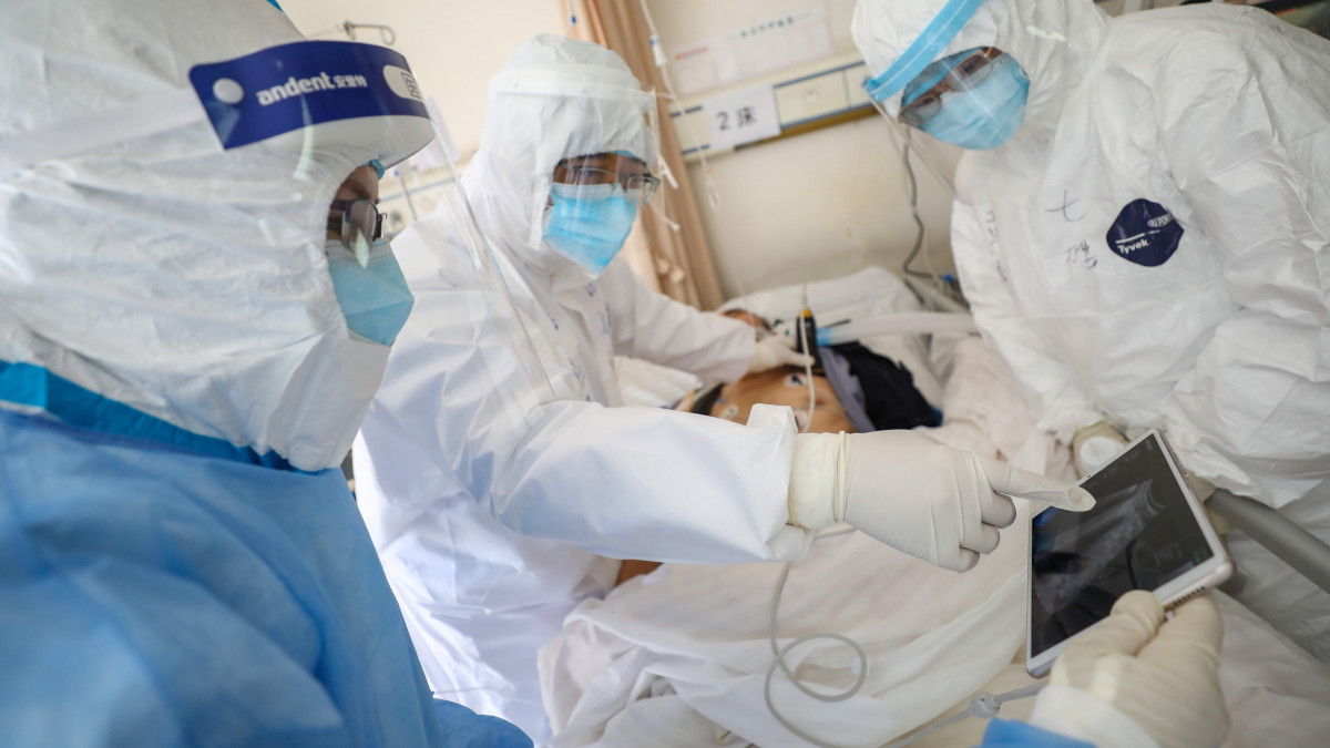 Védőruhás orvosok vizsgálják az egyik beteget egy vuhani kórház intenzív osztályán 2020. február 16-án. A tüdőgyulladást okozó új koronavírus előidézte betegség halálos áldozatainak száma 1770-re emelkedett Kínában, a legtöbben a járvány gócpontjában, Hupej tartomány székhelyén, Vuhanban hunytak el.