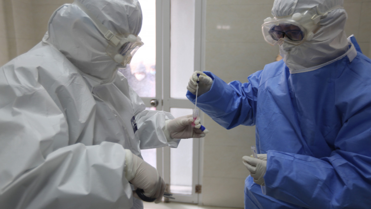 Laborvizsgálat a kínai Santung tartományban fekvő Jinan megye egyik kórházában 2020. február 12-én. A koronavírus előidézte tüdőgyulladás halálos áldozatainak száma 1114-re emelkedett Kínában, a legtöbben a járvány gócpontjában, Hupej tartomány székhelyén, Vuhanban hunytak el.