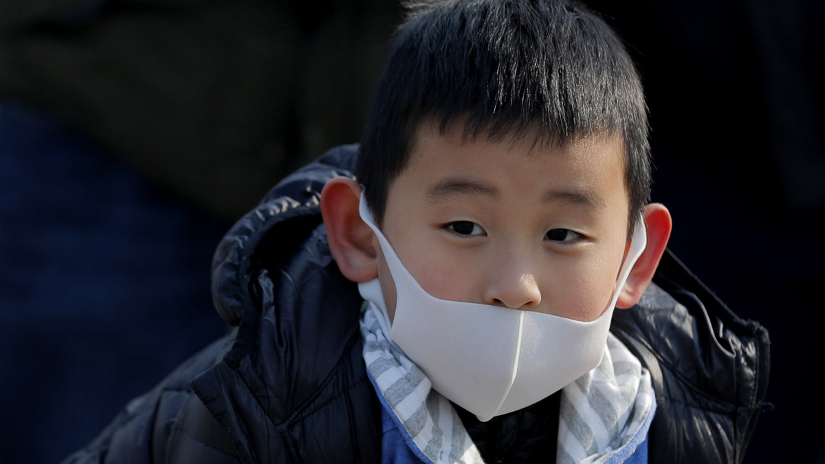 Védőmaszkot viselő kisfiú a pekingi vasútállomáson 2020. január 25-én, a kínai holdújév első napján. Az új, tüdőgyulladást okozó koronavírus halálos áldozatainak száma 41-re nőtt, ebből 39 haláleset a járvány kiindulópontjának számító kínai Hupej tartományban lévő Vuhan városban történt. A fertőzöttek száma 1287-re emelkedett Kínában.