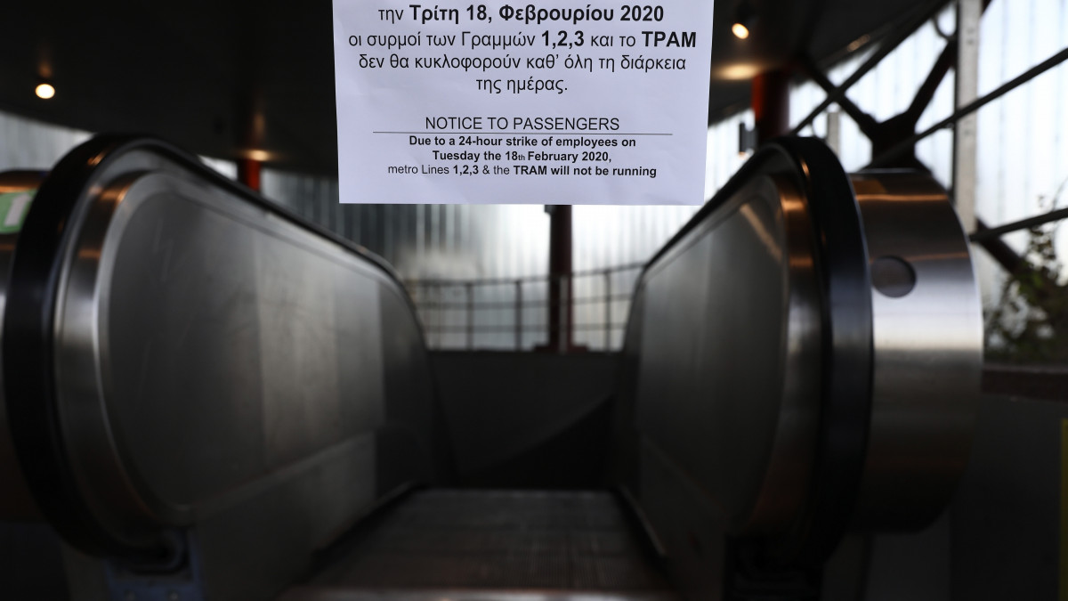 Sztrájkra figyelmeztető felirat egy lezárt athéni metróállomáson 2020. február 18-án. Görögországban a köz- és a magánszféra dolgozói 24 órás országos általános sztrájkot tartanak a kommunista Összgörög Szakszervezetek Frontjának (PAME) és a közalkalmazottakat tömörítő ADEDY görög szakszervezeti szövetség felhívására.