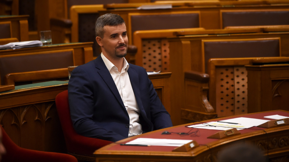Jakab Péter, a Jobbik frakcióvezetője ül Orbán Viktor miniszterelnök székében az Országgyűlés működését és a képviselők jogállását érintő egyes törvények módosításáról szóló törvényjavaslat vitájában, az Országgyűlés plenáris ülésén 2019. november 20-án.