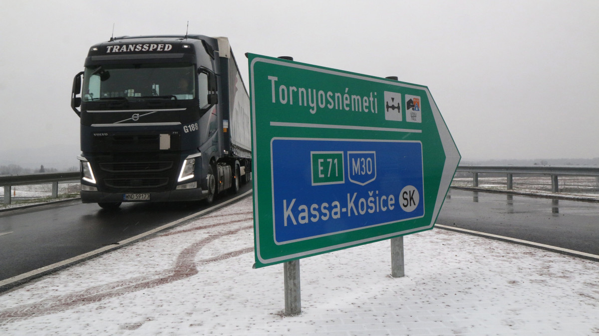 Kamion az M30 gyorsforgalmi út Tornyosnémeti és a magyar-szlovák határ közötti szakaszának felhajtóján az avatás napján, 2018. január 16-án.