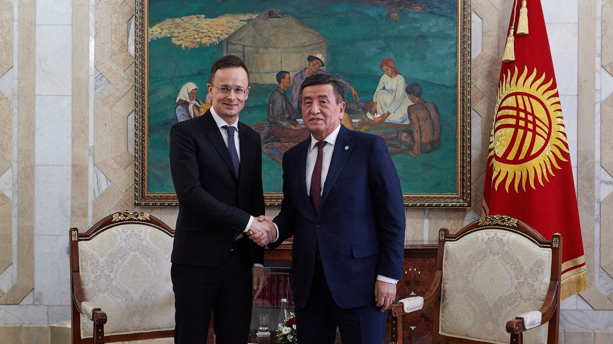 A Külgazdasági és Külügyminisztérium (KKM) által közreadott képen Szijjártó Péter külgazdasági és külügyminisztert (b) fogadja Szooronbaj Zseenbekov kirgiz államfő Biskekben 2020. február 19-én.