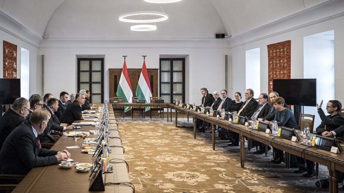 A Miniszterelnöki Sajtóiroda által közreadott képen Orbán Viktor miniszterelnök (b6) meghívására alakuló ülését tartja a Nemzeti Kulturális Tanács Budapesten, a Karmelita kolostorban 2020. február 19-én.