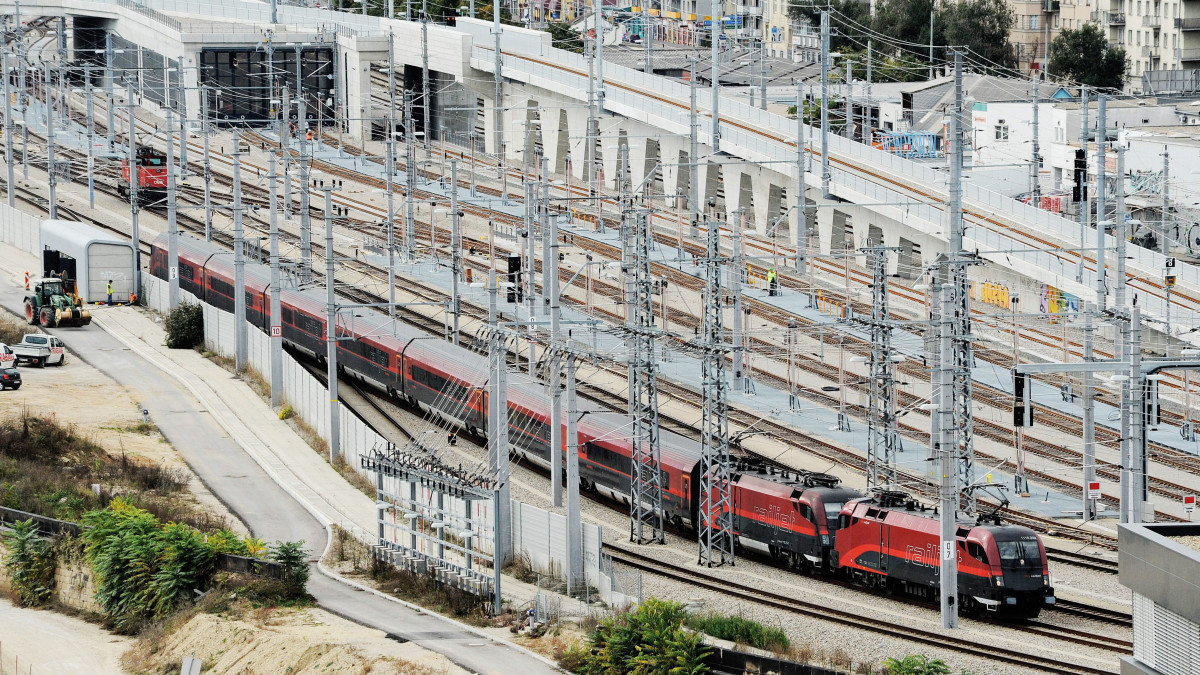 Bécs új főpályaudvara (Hauptbahnhof Wien) 2014. október 16-án. A pályaudvar építését 2009-ben kezdték el a korábbi déli pályaudvar helyén. A nemzetközi forgalom előtt teljes egészében 2015 decemberében nyílik meg, a Budapestről érkező vonatok is itt állnak majd meg.