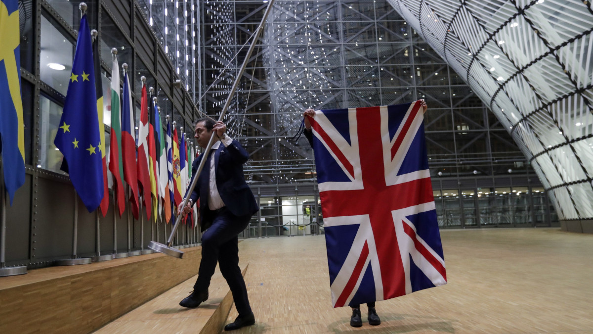 Eltávolítják a brit zászlót az uniós tagállamok lobogói közül az Európai Tanács üléseinek otthont adó brüsszeli Európa-épületben a brit kiválás napján, 2020. január 31-én. Közép-európai idő szerint éjfélkor megszűnik az Egyesült Királyság tagsága az Európai Unióban.